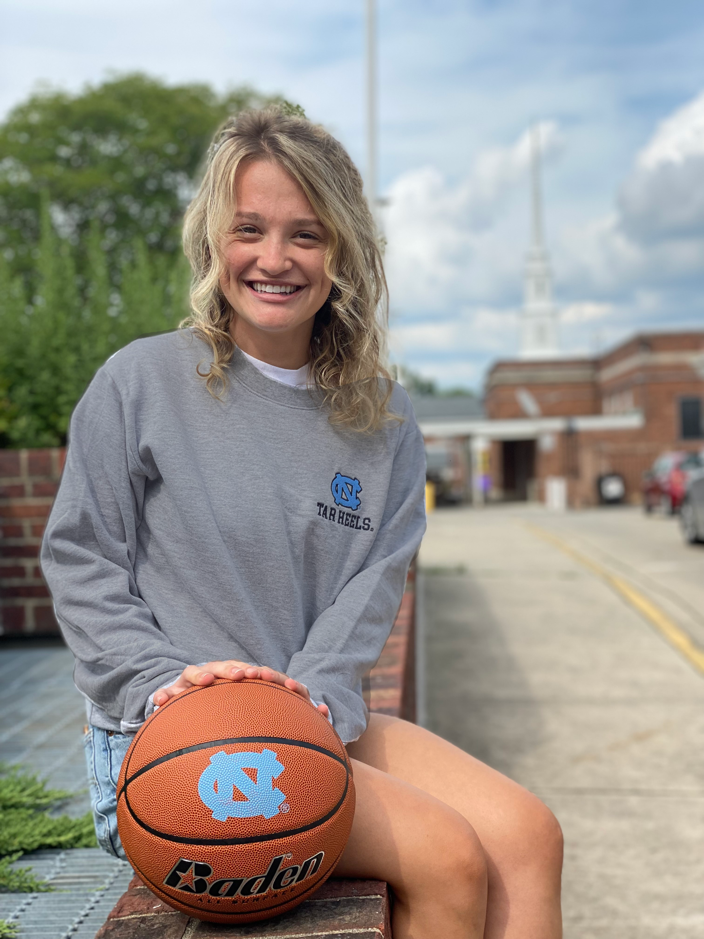 UNC Logo Crewneck Sweatshirt in Grey with Embroidery
