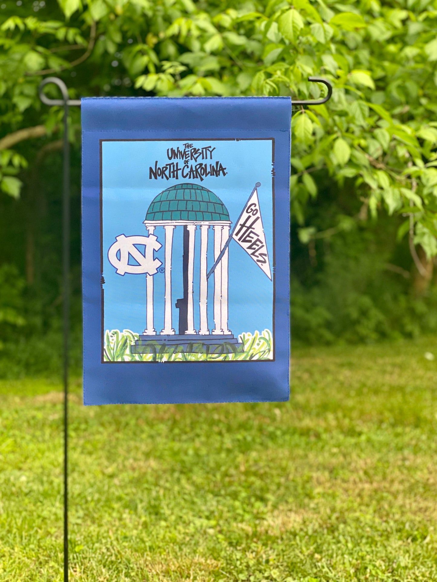 North Carolina Tar Heels Magnolia Lane Old Well Garden Flag